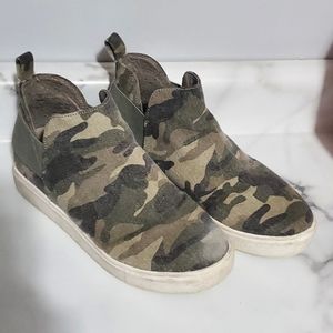 Woman's Camo Wedge Sneakers